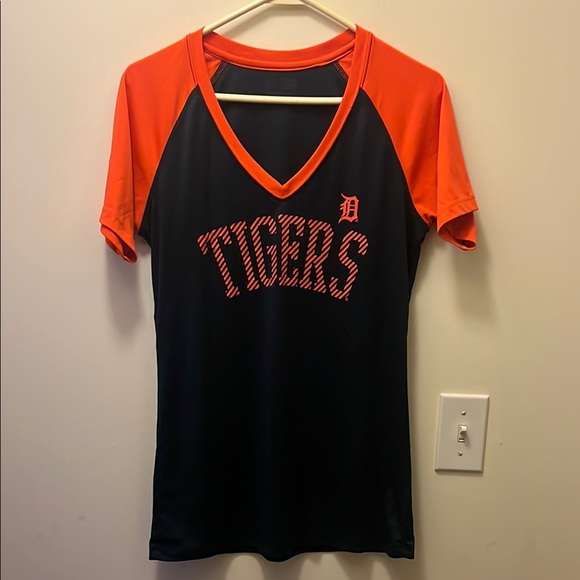 Detroit tigers v neck tshirt size medium - Picture 1 of 8
